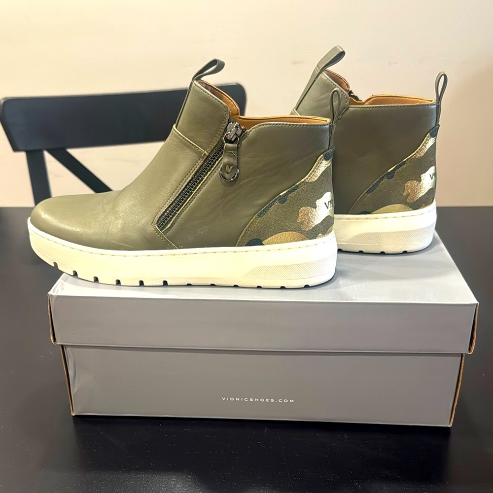 Brand new: Vionic  Olive Green Leather Womens booties 7.5